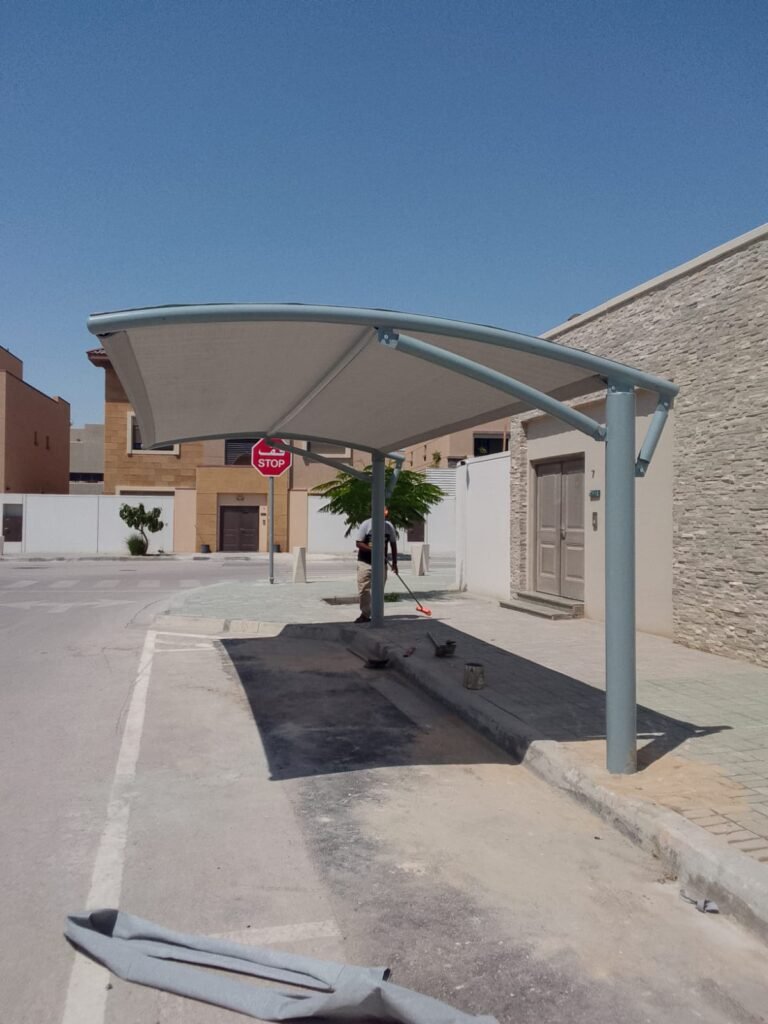 مظلات سيارات في الرياض: استثمار ذكي لحماية سيارتك من العوامل الجوية